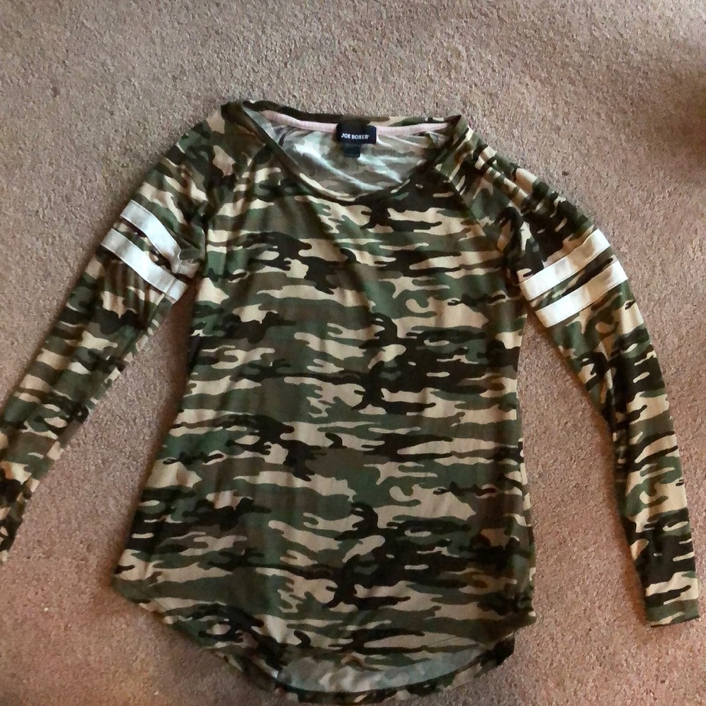 Camouflage-print long sleeve tee